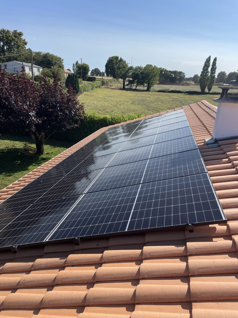 Système photovoltaïque en toiture : capter l'énergie du soleil.